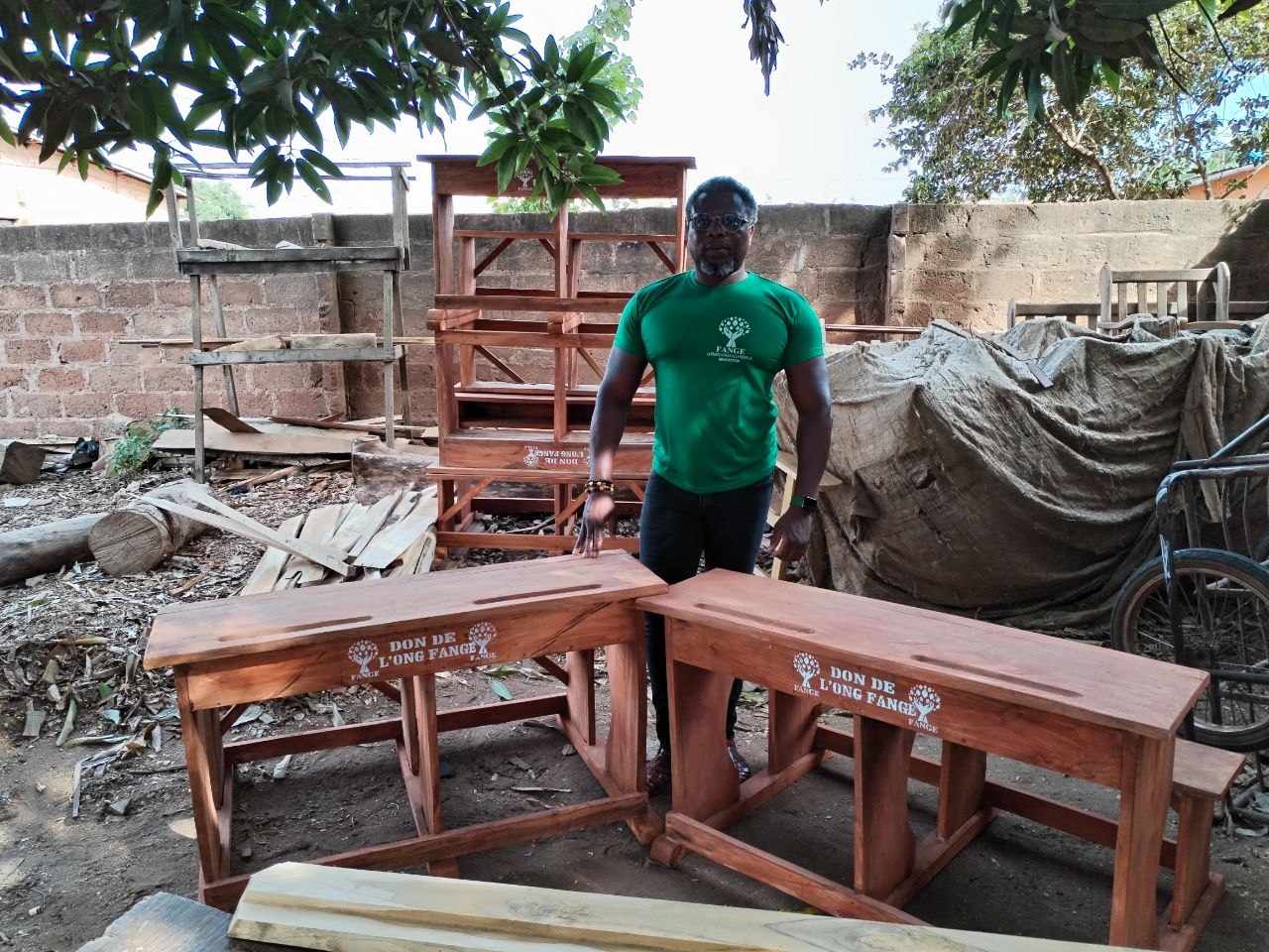 Tables-bancs scolaires fabriqués par des artisans locaux
